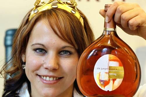 Weinkönigin Jennifer präsentiert einen "Rotling", die fränkische Variante des Rosé.