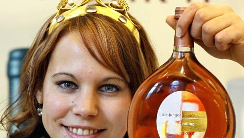 Weinkönigin Jennifer präsentiert einen "Rotling", die fränkische Variante des Rosé. Weinkönigin Jennifer präsentiert einen "Rotling", die fränkische Variante des Rosé.