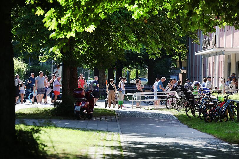 Geduld ist gefragt: lange Warteschlange am Eingang vom Ungererbad. Geduld ist gefragt: lange Warteschlange am Eingang vom Ungererbad.