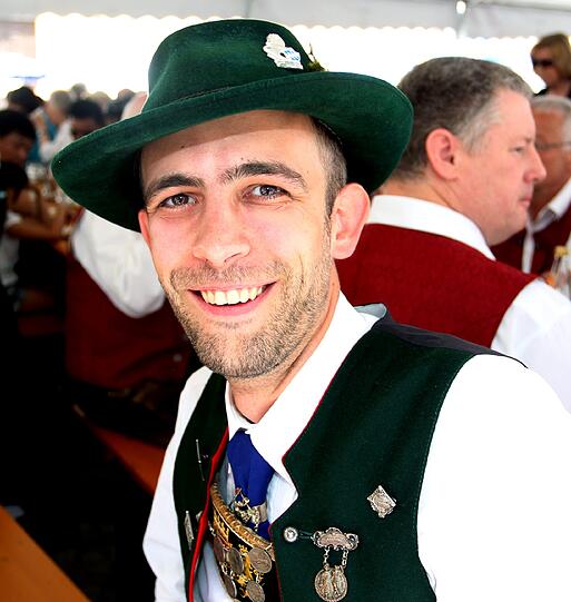 Michael Ponert (28), Sozialpädagoge: &bdquo;Die Griechen sind sehr gastfreundlich, offen, nett, können tanzen und richtig feiern. Da san mir Deutschen und die Griechen gar nicht so weit auseinander. Heute können wir gegenseitig unsere Trachten zeigen und miteinander unsere Volkstänze aufführen. Außerdem sind die Griechen gute Verlierer - die bewerten den Sieg der Deutschen nicht über.&ldquo;