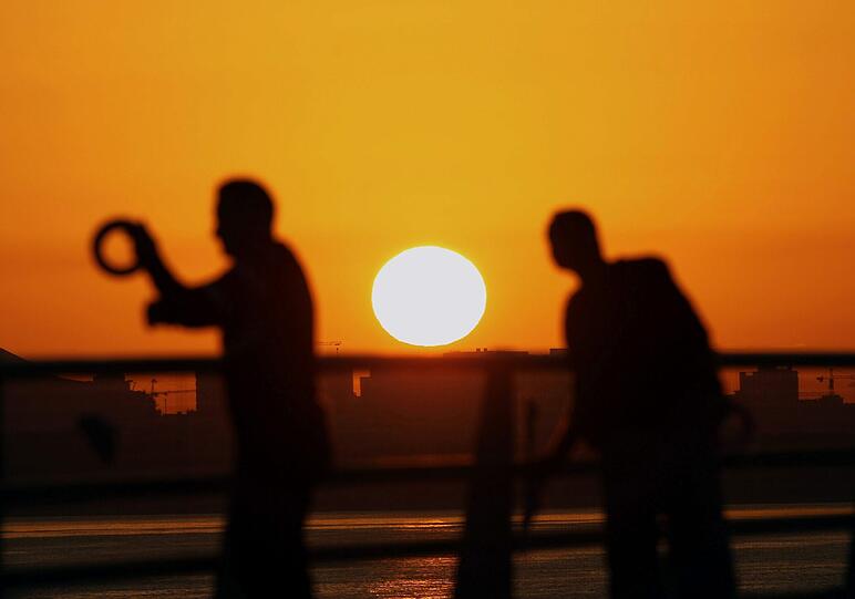 Auch in Dubai wird der letzte Sonnenaufgang der Maya- Zeit festgehalten.