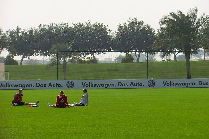 Arjen Robben und Bastian Schweinsteiger nach ihrer Individual-Einheit auf dem Nebenplatz.