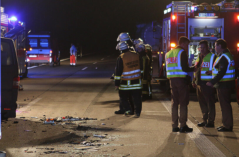 Auf der A7 bei Feuchtwangen ereignete sich am Mittwochabend ein schwerer Unfall. Ein Kleintransporter raste in einen Silozug. Der 19-jährige Beifahrer starb.