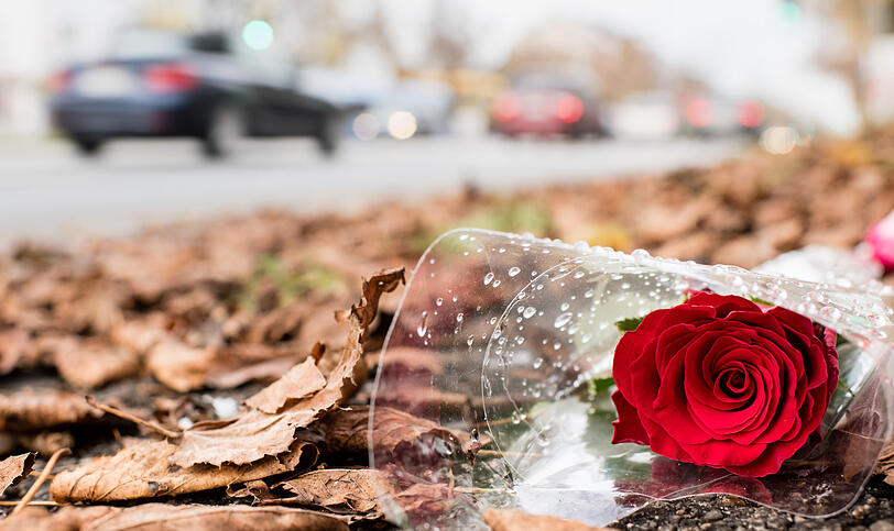 Eine Rose liegt an der Unfallstelle, an der ein 14-Jähriger zu Tode gekommen ist. Auf der Flucht vor der Polizei hat ein Autofahrer mehrere rote Ampeln missachtet und ist dabei in eine Gruppe Jugendlicher gerast.