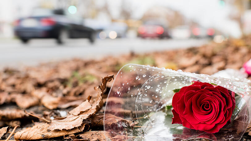 Eine Rose liegt an der Unfallstelle, an der ein 14-Jähriger zu Tode gekommen ist. Auf der Flucht vor der Polizei hat ein Autofahrer mehrere rote Ampeln missachtet und ist dabei in eine Gruppe Jugendlicher gerast.