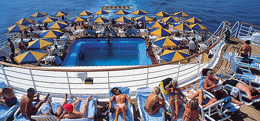 Kreuzfahrt: Gäste am Pool