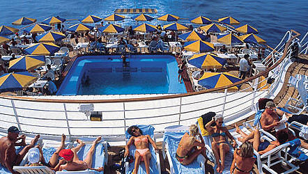 Kreuzfahrt: Gäste am Pool Kreuzfahrt: Gäste am Pool