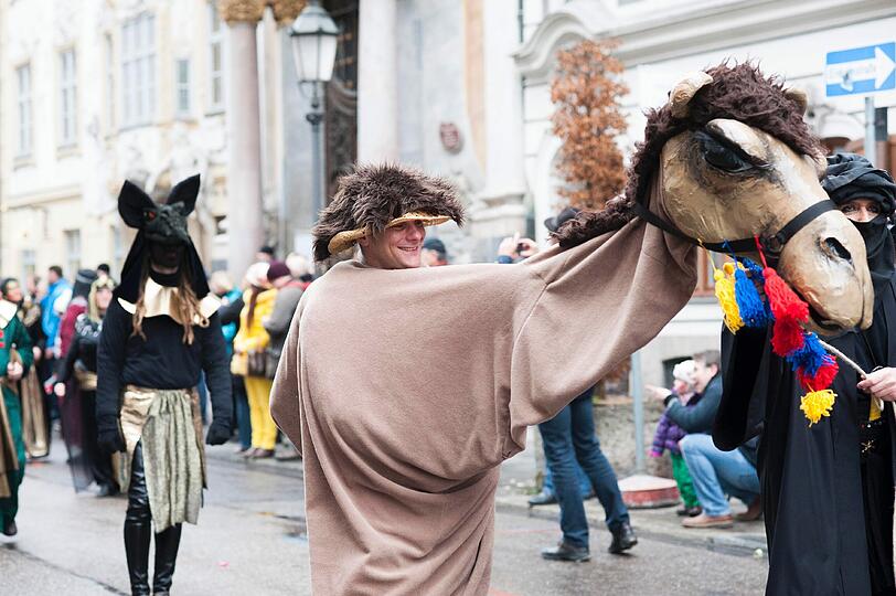 Die Damischen Ritter in Aktion: Impressionen vom Faschingszug durch die Altstadt am Sonntag.