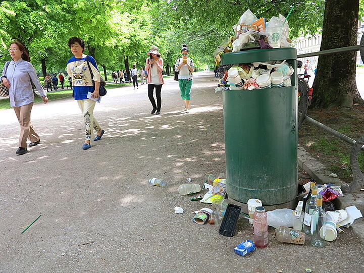 Am Wochenende zieht es die Münchner in die Parks. Ihren Müll drapieren sie derweil kunstvoll um die überquellenden Eimer im Hofgarten.