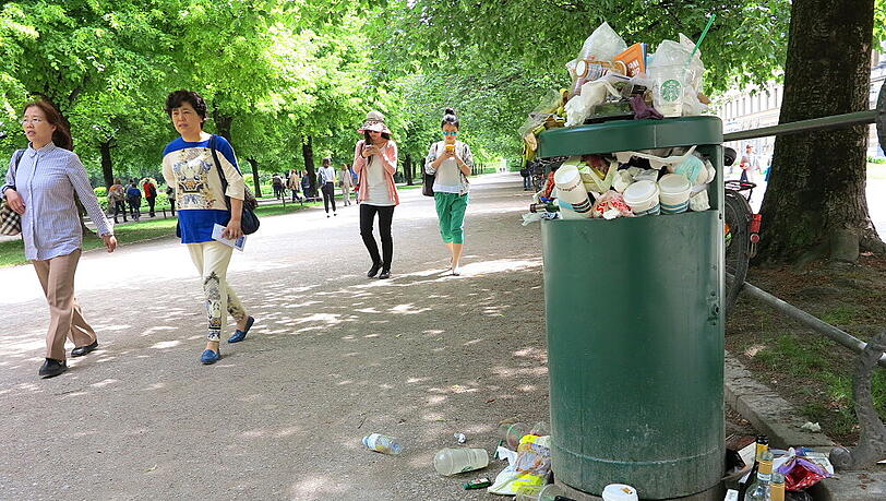 Am Wochenende zieht es die Münchner in die Parks. Ihren Müll drapieren sie derweil kunstvoll um die überquellenden Eimer im Hofgarten. Am Wochenende zieht es die Münchner in die Parks. Ihren Müll drapieren sie derweil kunstvoll um die überquellenden Eimer im Hofgarten.