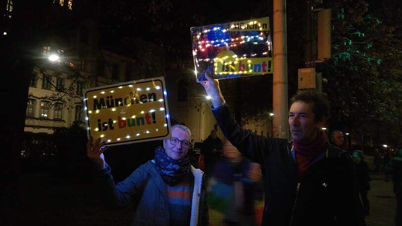 Bernd und Birgit mit einem "München ist bunt"-Schild