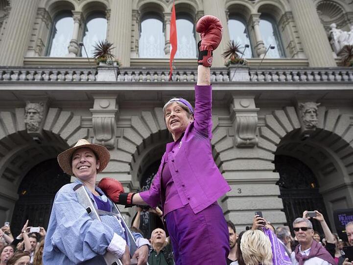 SP-Nationalrätin Margret Kiener Nellen (r.) nimmt mit Boxhandschuhen an dem Streik teil.