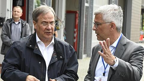 NRW-Ministerpräsident Armin Laschet (CDU, l) im Gespräch mit dem Hagener Oberbürgermeister Erik O. Schulz.