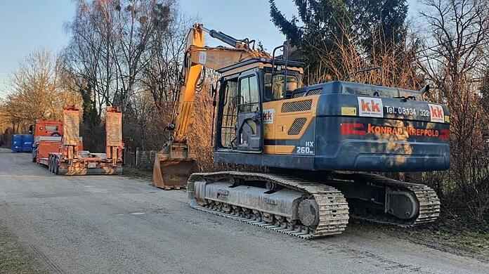 Schweres Gerät: Dieser Kettenbagger ist für den Abriss angerückt.