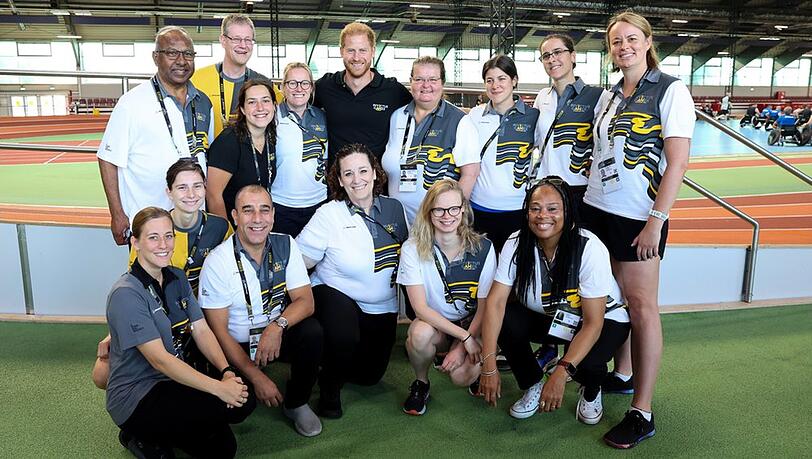 Prinz Harry am 9. September mit Helferinnen und Helfern der Invictus Games Düsseldorf 2023.