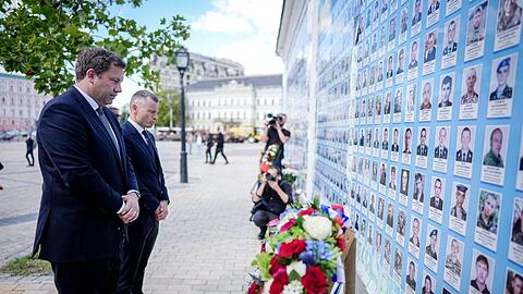 Klingbeil erinnert an gefallene ukrainische Soldaten.