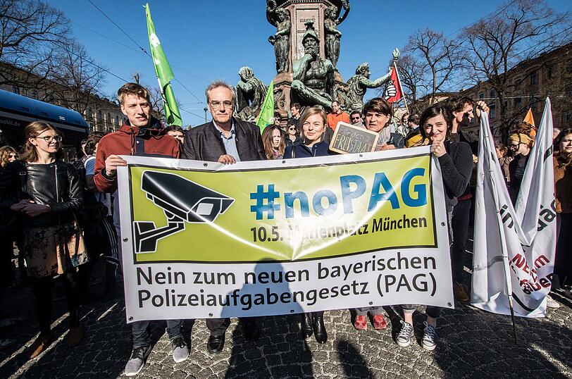 2018 hat Dominik Krause mit anderen Politikern wie Katharina Schulze gegen das Polizei-Aufgabengesetz demonstriert.