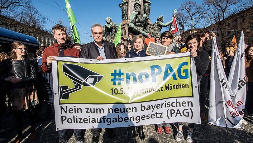 2018 hat Dominik Krause mit anderen Politikern wie Katharina Schulze gegen das Polizei-Aufgabengesetz demonstriert.