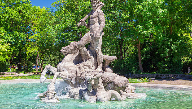 Der Neptunbrunnen ist das Herzstück des Alten Botanischen Gartens gegenüber des Justizpalastes. Der Neptunbrunnen ist das Herzstück des Alten Botanischen Gartens gegenüber des Justizpalastes.