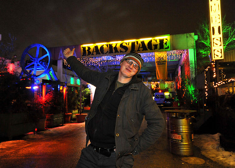 Bunt beleuchtet: Backstage-Chef Hans-Georg Stocker gestern vor
seiner Konzert-Location