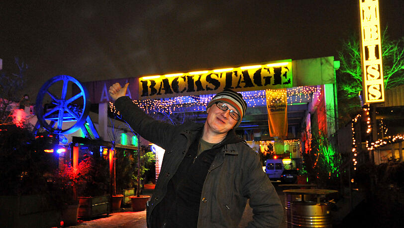 Bunt beleuchtet: Backstage-Chef Hans-Georg Stocker gestern vor
seiner Konzert-Location Bunt beleuchtet: Backstage-Chef Hans-Georg Stocker gestern vor
seiner Konzert-Location