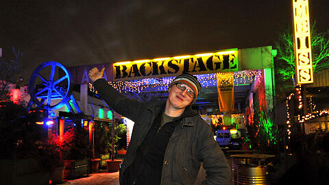 Bunt beleuchtet: Backstage-Chef Hans-Georg Stocker gestern vor
seiner Konzert-Location