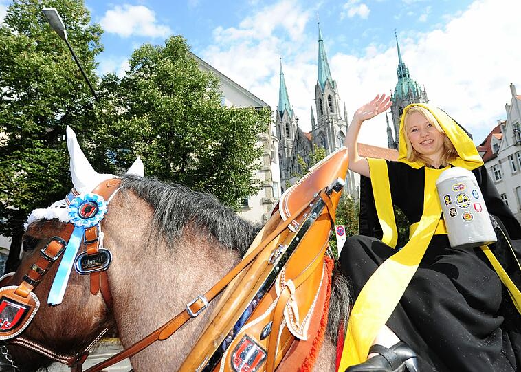 a) Das Münchner Kindl
b) Das Christkind
c) Der Weihnachtsmann