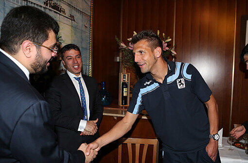 Handshake zwischen Hasan Ismaik und Guillermo Vallori.