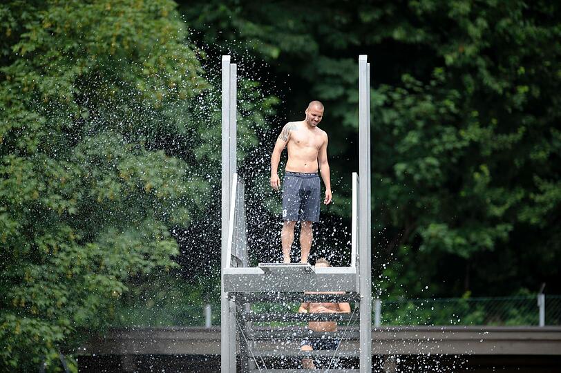 Die Löwen beim Turmspringen im Trainingslager. Sehen Sie hier die spektakulären Bilder.