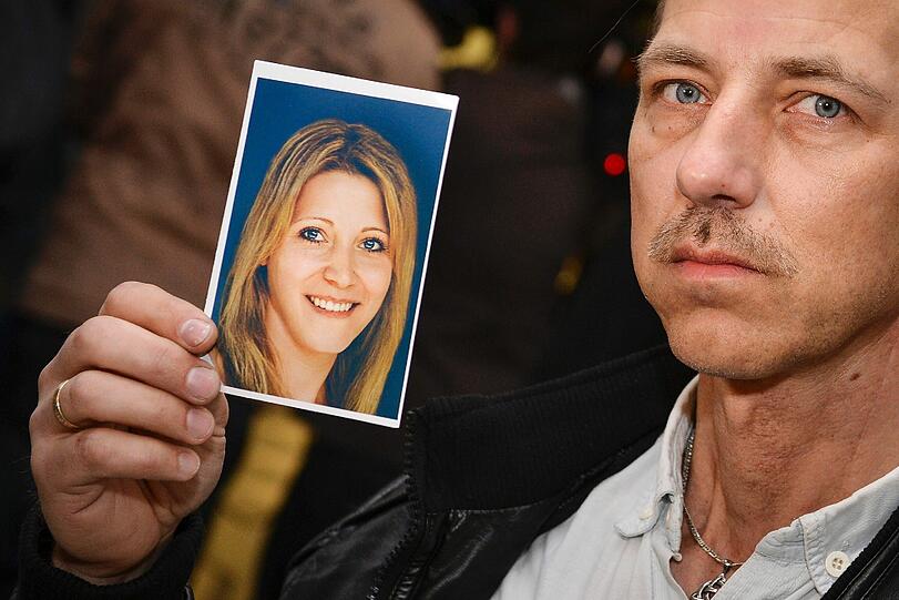 Mario S., Vater von Peggy, zeigt am 10.04.2014 vor Beginn des Wiederaufnahmeverfahrens vor dem Landgericht Bayreuth (Bayern) ein computergeneriertes Foto von Peggy, wie sie heute aussehen könnte