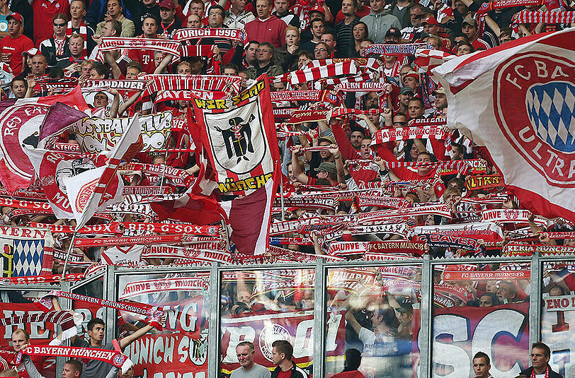 Voller Bayern-Block beim 2:0-Sieg auf Schalke während der Wiesn 2012. Wolfsburg (3:0), Bremen (2:0) und Hoffenheim (2:0) werden ebenfalls geschlagen, nur beim damaligen Champions-League-Neuling Bate Borissow verlieren die Münchner auf ihrem Weg zum Champions-League-Sieg 2013 überraschend mit 1:3.