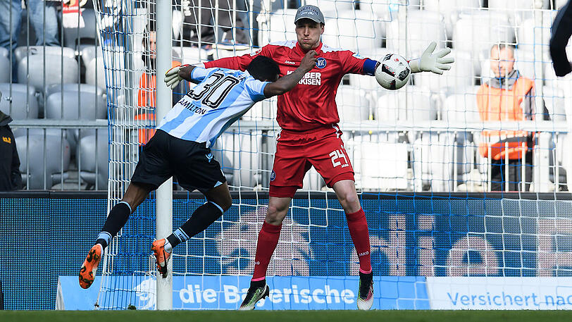 Torwart Rene Vollath vom KSC musste einige gute Chancen der Löwen mitansehen.