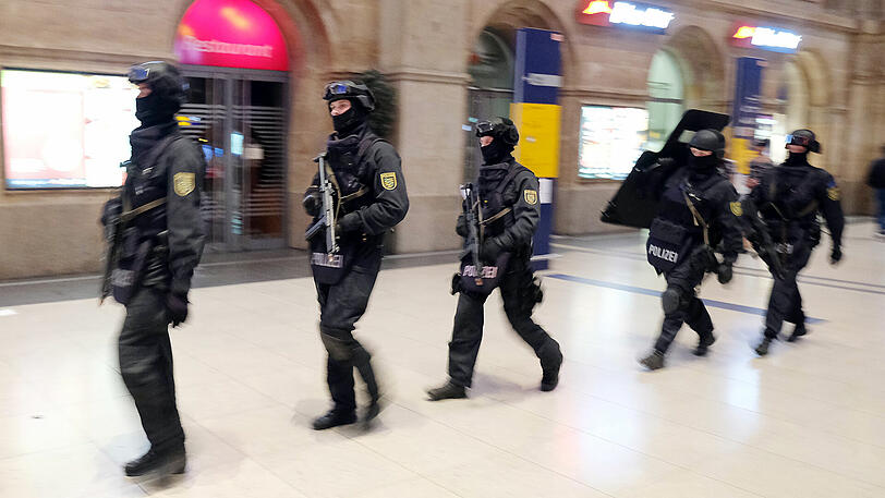 Terror-Übung im Hauptbahnhof Leipzig: Hunderte Polizisten und Helfer üben für den Ernstfall.