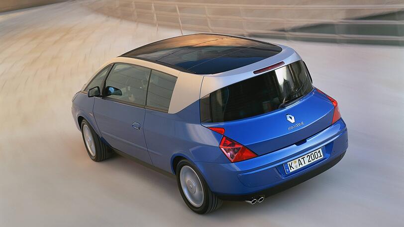 Aufsehenerregend war auch der Auftritt des Renault Avantime im Jahr 2002. Mit ihm wichen die Franzosen vom typischen Oberklassemodell mit Drei-Box-Design ab und präsentierten eine ungewöhnliche Synthese aus zweitürigem Coupé und Raumlimousine. Der 4,70 Meter lange Wagen spielte mit Design-Kontrasten und verblüffte mit technischen Lösungen wie den beiden Türen mit doppelter Schwenk-Kinematik, die einfaches Ein und Aussteigen auch in engen Parklücken ermöglichten. Motoren bis hin zum V6-Benziner mit 207 PS sorgten für die nötige Dynamik, das Interieur mit Leder, Textil und Aluminium versprühte den diskreten Charme französischer Eleganz.
