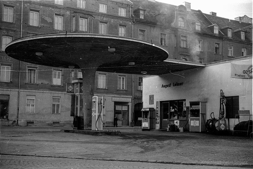 Was für eine pittoreske Tankstelle, die leider längst abgerissen ist &ndash; zu sehen war sie bis in die 70er Jahre in der Hohenzollernstraße 100 in Schwabing.