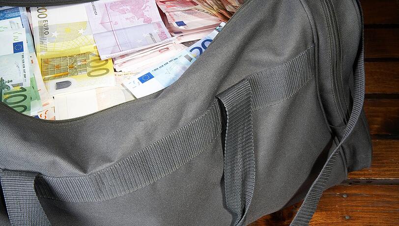 Etwa 500 000 Euro packte die Sollnerin im Mai 2021 in eine Tasche und übergab sie einem falschen Zivilbeamten. (Symbolbild)