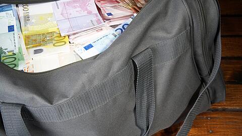 Etwa 500 000 Euro packte die Sollnerin im Mai 2021 in eine Tasche und übergab sie einem falschen Zivilbeamten. (Symbolbild)