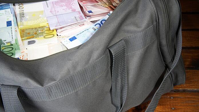 Etwa 500 000 Euro packte die Sollnerin im Mai 2021 in eine Tasche und übergab sie einem falschen Zivilbeamten. (Symbolbild)