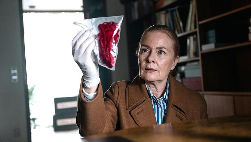 "Die Füchsin: Der Spion": Anne Fuchs (Lina Wendel) entdeckt ein interessantes Beweisstück am Tatort.