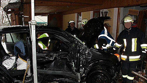Totalschaden: Eine 21-Jährige raste mit ihrem Auto im Berchtesgadener Land in eine Gaststätte Totalschaden: Eine 21-Jährige raste mit ihrem Auto im Berchtesgadener Land in eine Gaststätte