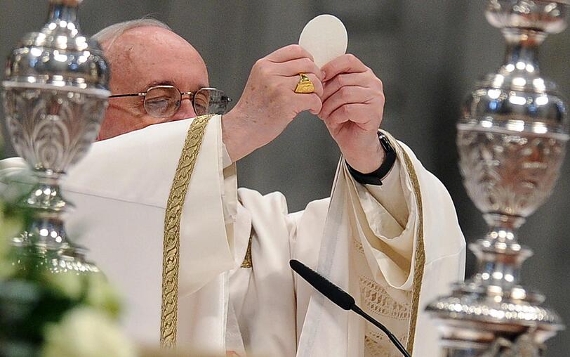 Es ist ein Symbol: Papst Franziskus geht am Gründonnerstag in ein Jugendgefängnis und wäscht zwölf Häftlingen die Füße &ndash; so wie es einst Jesus bei seinen Jüngern tat. Die Botschaft: Ich bin der Papst für die Armen. Die Papst-Bilder vom Gründonnerstag.