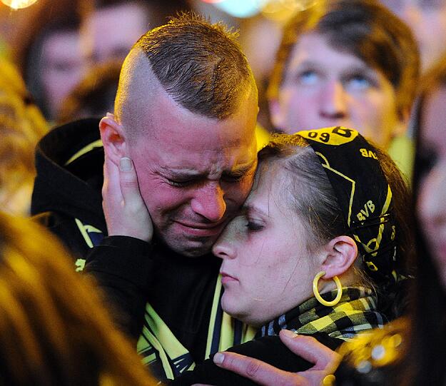 Traurig und niedergeschlagen: Die Fans des BVB sahen ein großartiges Spiel ihrer Mannschaft. Aber Arjen Robben machte in der 89. Minute mit dem Siegtreffer alle gelben Träume zunichte. Die Bilder von der Fanmeile in Dortmund.