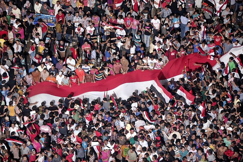 Ausnahmezustand am auf dem Tahrir-Platz in Kairo. Millionen Menschen feiern die Absetzung von Mohammed Mursi durch das ägyptische Militär.