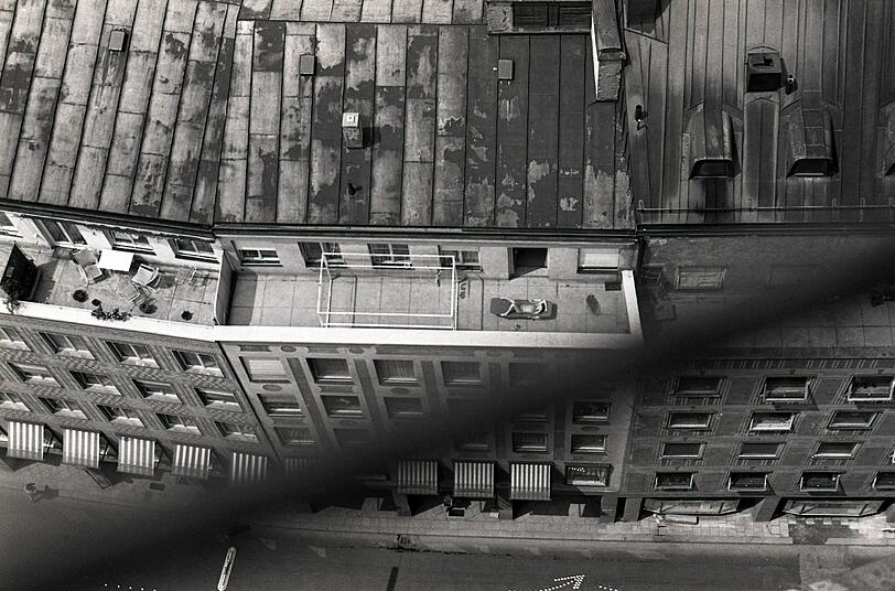 Blick vom Alten Peter auf die Dachterrasse eines Hauses an der Rosenstraße: Hier sonnt sich gerade eine Frau auf einer Liege. Das Dolce Vita in der Innenstadt dürfte damals auch noch eher bezahlbar gewesen sein.