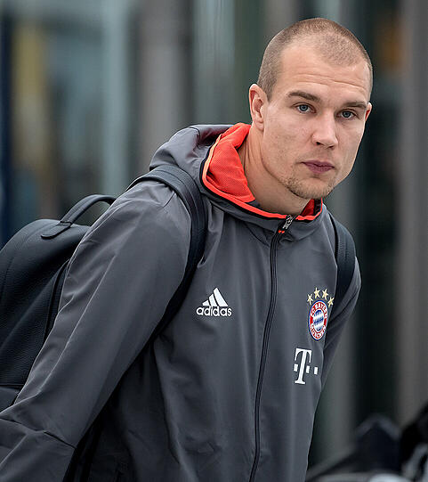 Der FC Bayern ist am Dienstagvormittag mit knapp einstündiger Verspätung in sein nicht unumstrittenes Trainingslager in Katar aufgebrochen. Nicht dabei ist Weltmeister Jerome Boateng, der sich im Dezember einer Operation im rechten Brustmuskel hatte unterziehen müssen.