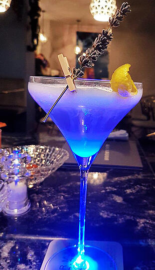 Ein Drink - von unten beleuchtet.