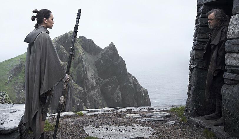 Die junge Rey (Daisy Ridley) bittet Luke Skywalker (Mark Hamill) um seine Unterstützung. Der reagiert zunächst ablehnend.