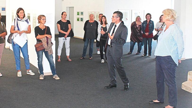 Franz Schneider von der Regierung von Niederbayern stellte bei der Ausstellungseröffnung am Kennedyplatz das Projekt "Künstler an der Schule" vor; rechts: ZAK-Chefin Ele Schöfthaler.