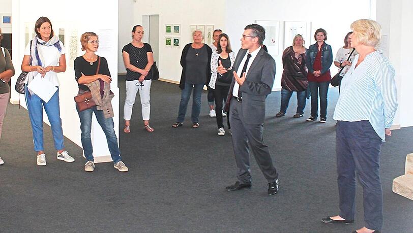 Franz Schneider von der Regierung von Niederbayern stellte bei der Ausstellungseröffnung am Kennedyplatz das Projekt "Künstler an der Schule" vor; rechts: ZAK-Chefin Ele Schöfthaler. Franz Schneider von der Regierung von Niederbayern stellte bei der Ausstellungseröffnung am Kennedyplatz das Projekt "Künstler an der Schule" vor; rechts: ZAK-Chefin Ele Schöfthaler.