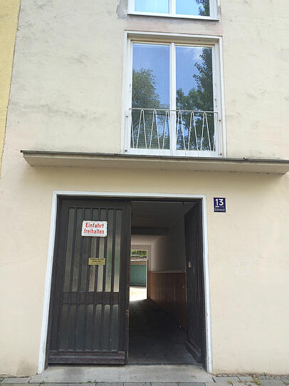 Mord in der Au in München: In der Dollmannstraße 13 ist ein 91-jährige Frau umgebracht worden. Der Pflegedienst fand die Leiche der Frau in der Wohnung vor. Die Bilder.